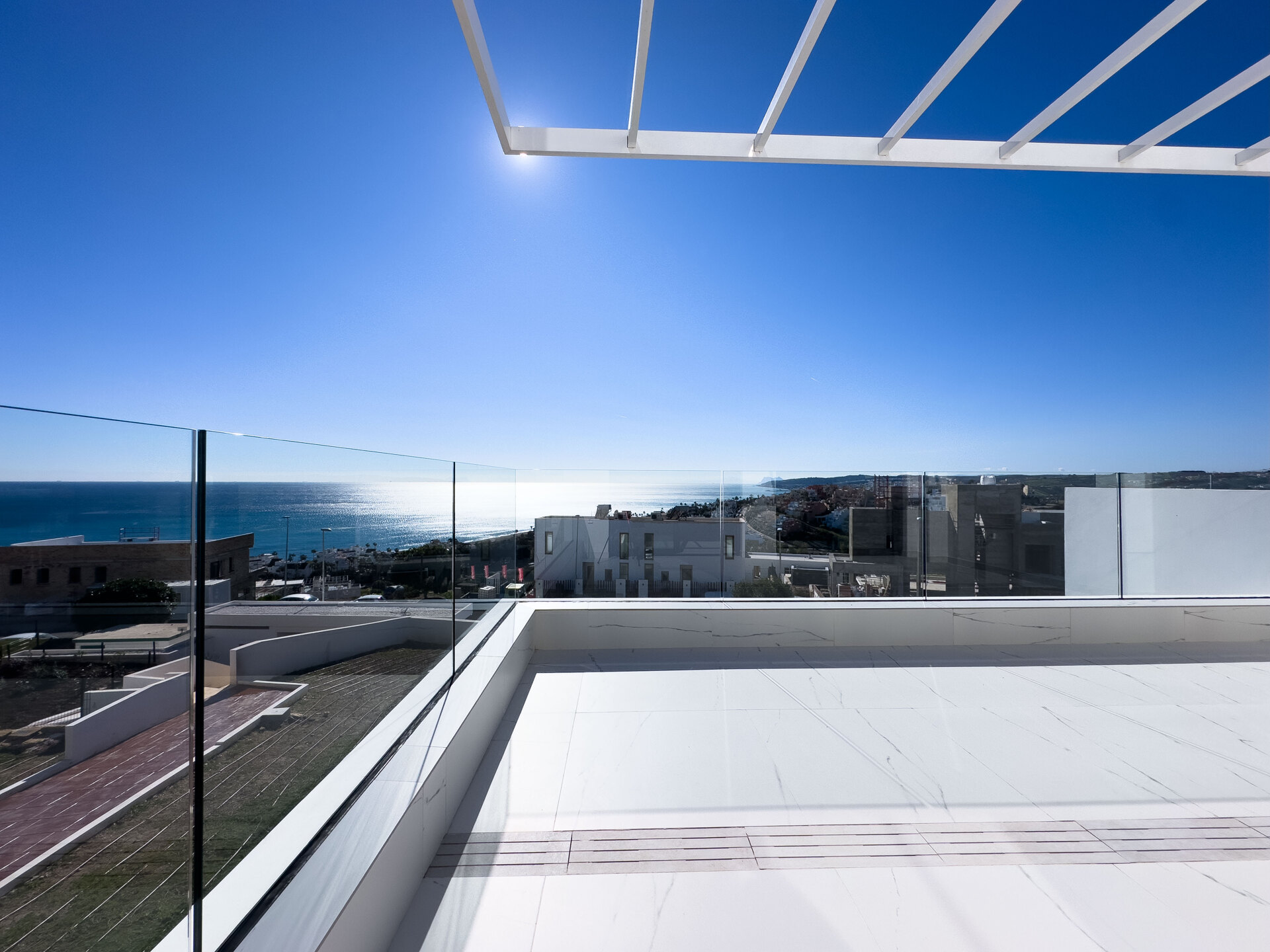 Azata Delmare - Casares Costa - Apartments with spectacular sea views. Strategically located 250m from the beach, Azata Delmare is a complex of 74 apartments of 2 and 3 bedrooms.