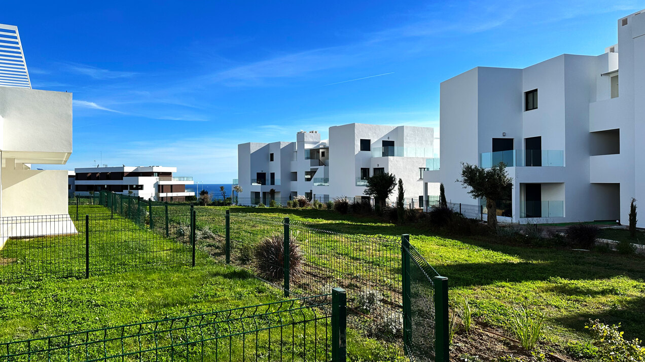 Azata Delmare - Casares Costa - Apartments with spectacular sea views. Strategically located 250m from the beach, Azata Delmare is a complex of 74 apartments of 2 and 3 bedrooms.