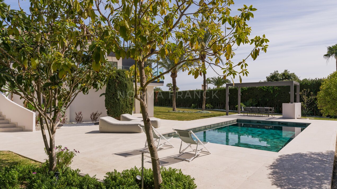 African View - Set in Nagüeles, moments from Marbella’s Golden Mile, this villa offers open views to the Mediterranean