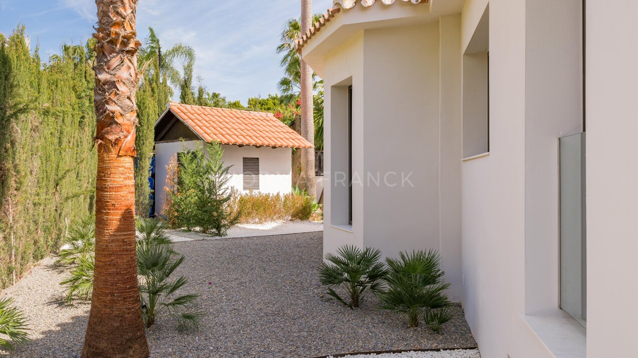 African View - Set in Nagüeles, moments from Marbella’s Golden Mile, this villa offers open views to the Mediterranean