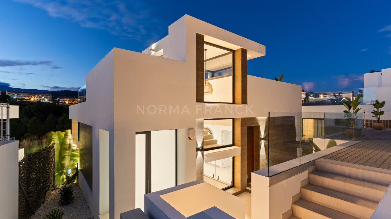 La Resina Golf 4 - 6 bedroom contemporary villa with open views