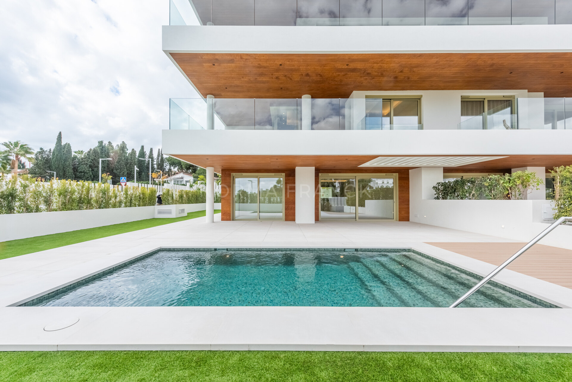 Benalús - Modern triplex apartment beachside