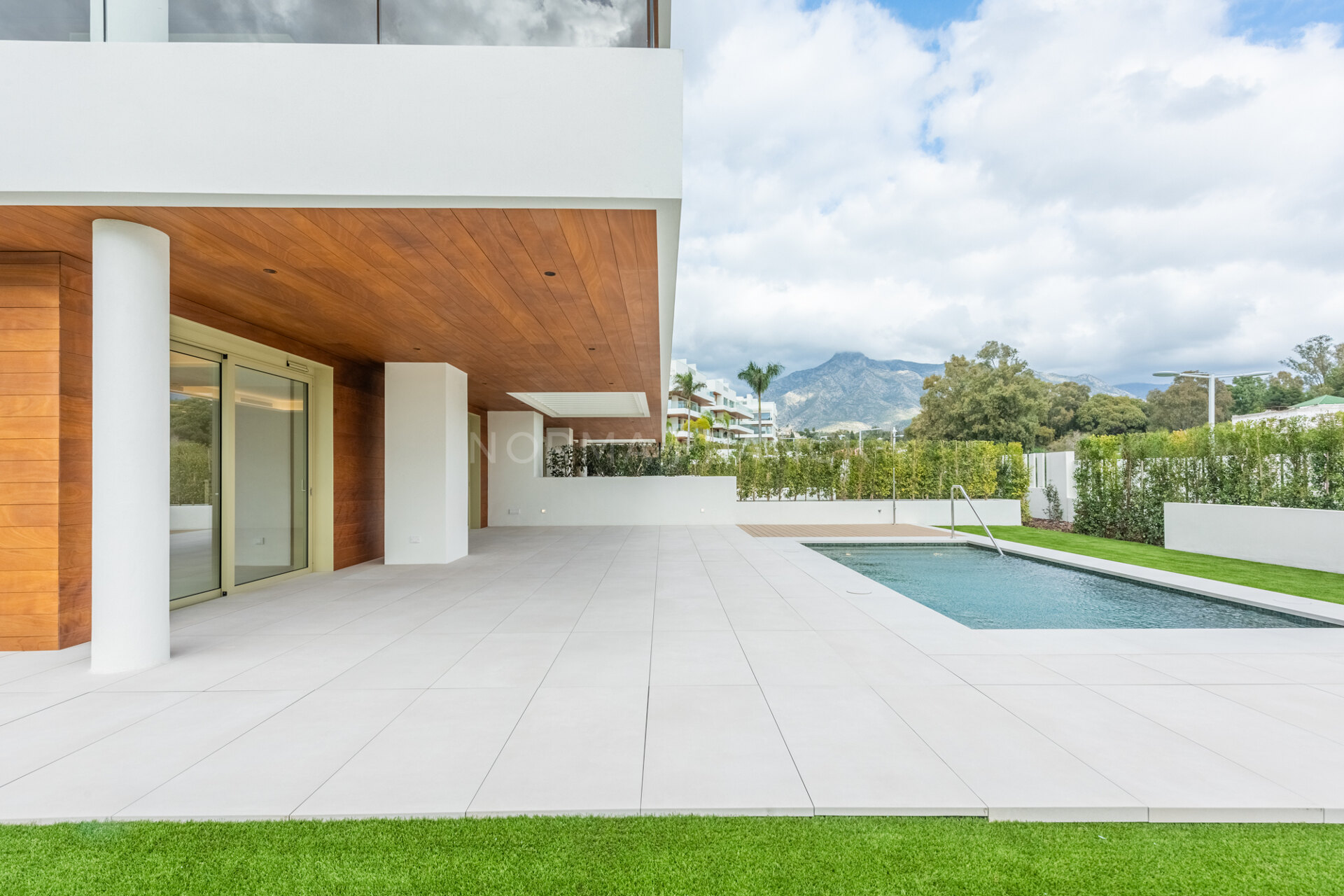Benalús - Modern triplex apartment beachside