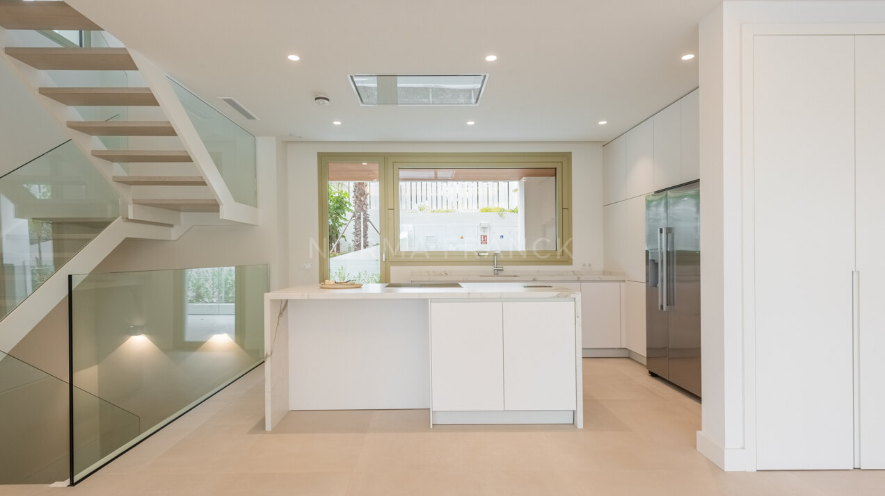 Benalús - Modern triplex apartment beachside