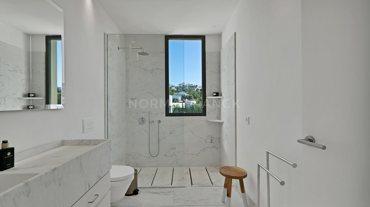 Contemporary villa in atalaya Golf