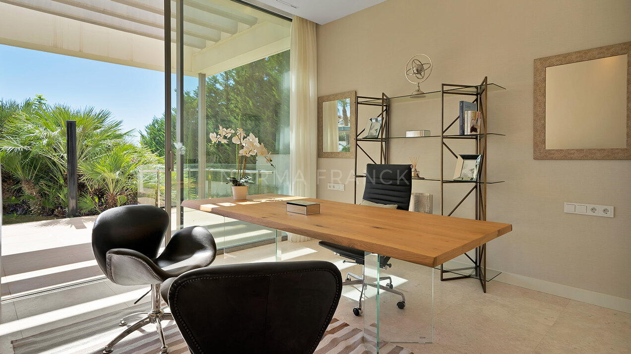 Contemporary villa in atalaya Golf