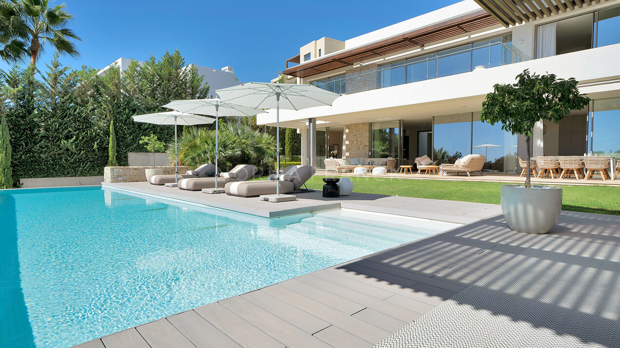 Contemporary villa in atalaya Golf