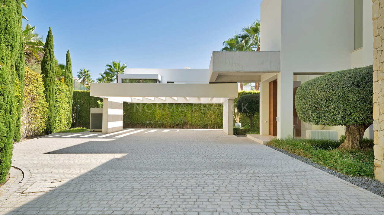 Contemporary villa in atalaya Golf