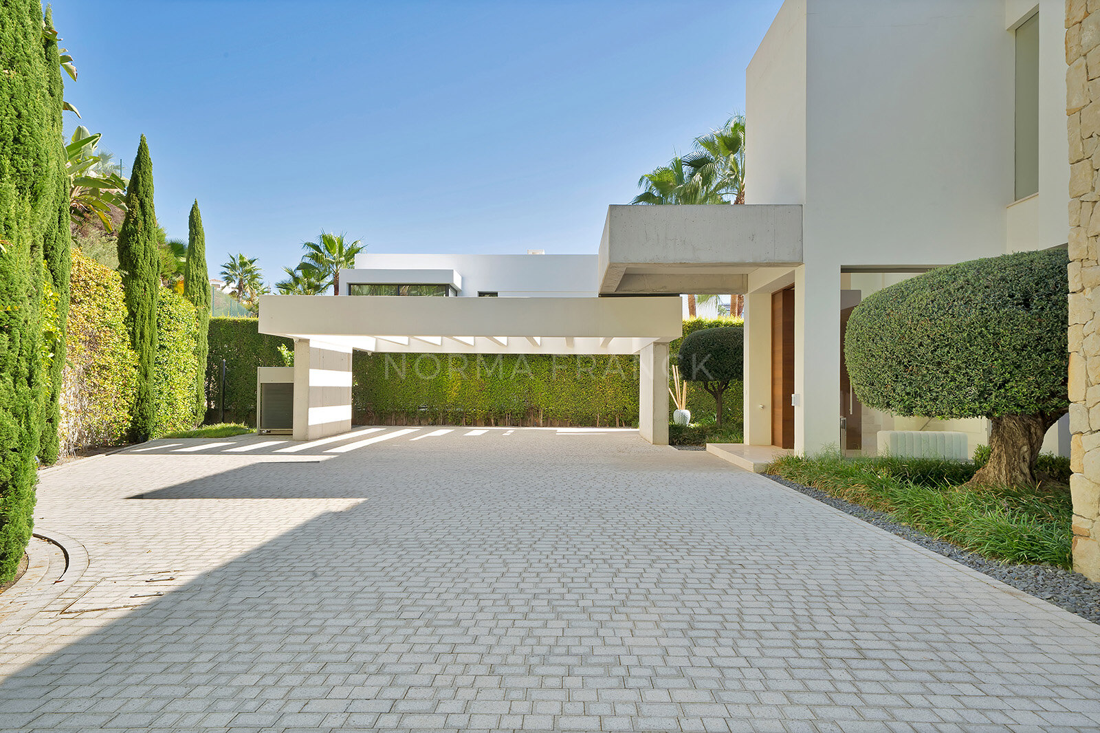 Contemporary villa in atalaya Golf