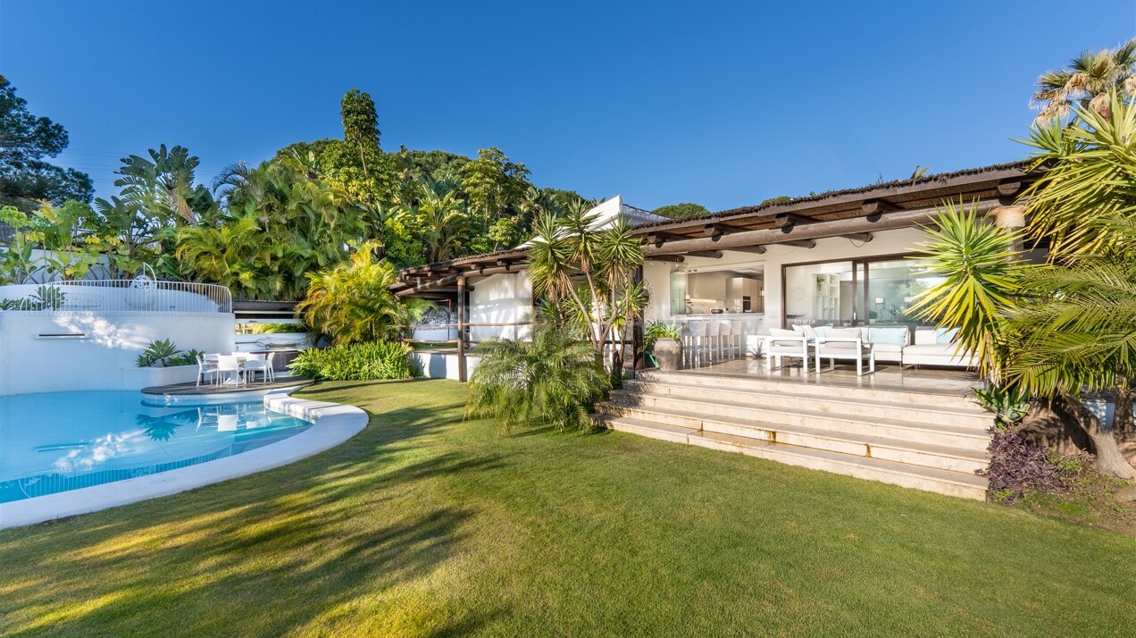Villa Bali - Stunning villa with Spectacular Mountain Views in Nueva Andalucia, Marbella