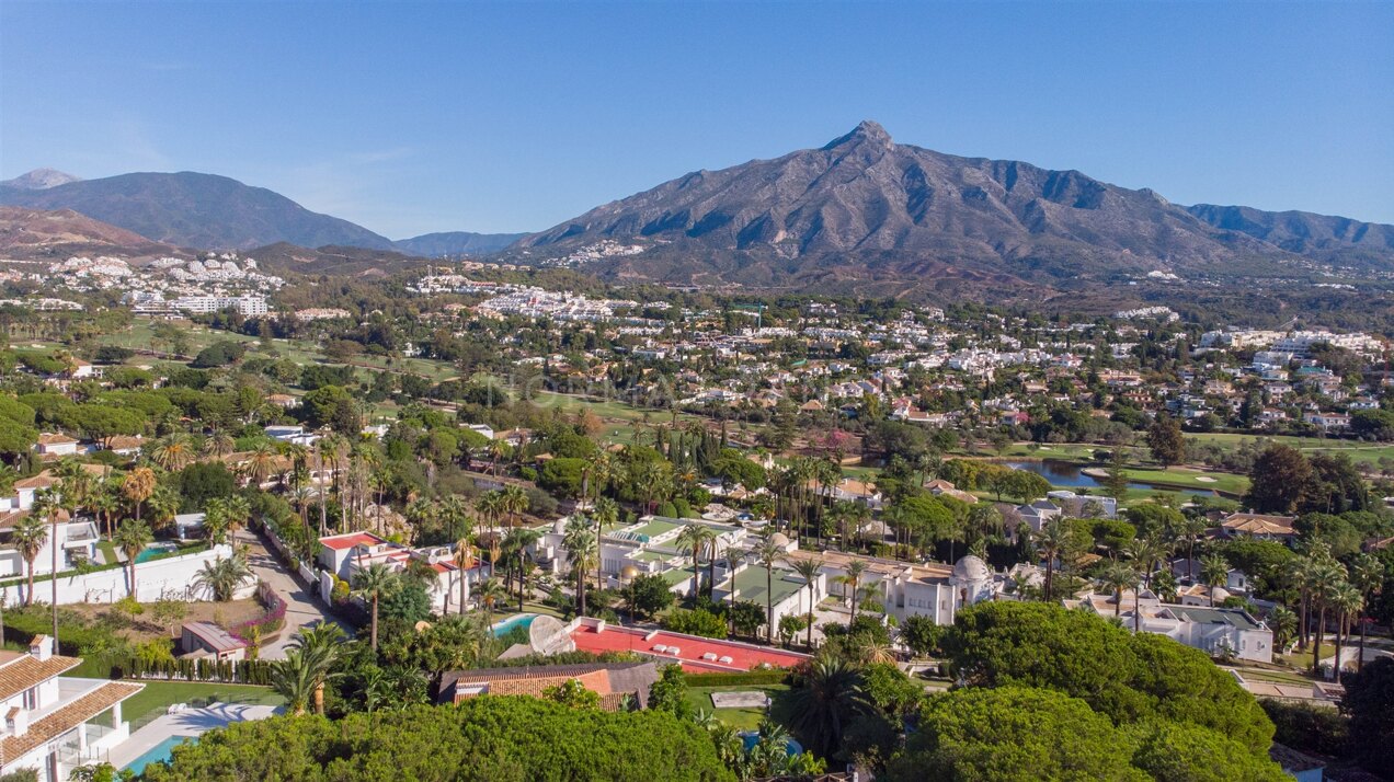 Villa Bali - Stunning villa with Spectacular Mountain Views in Nueva Andalucia, Marbella
