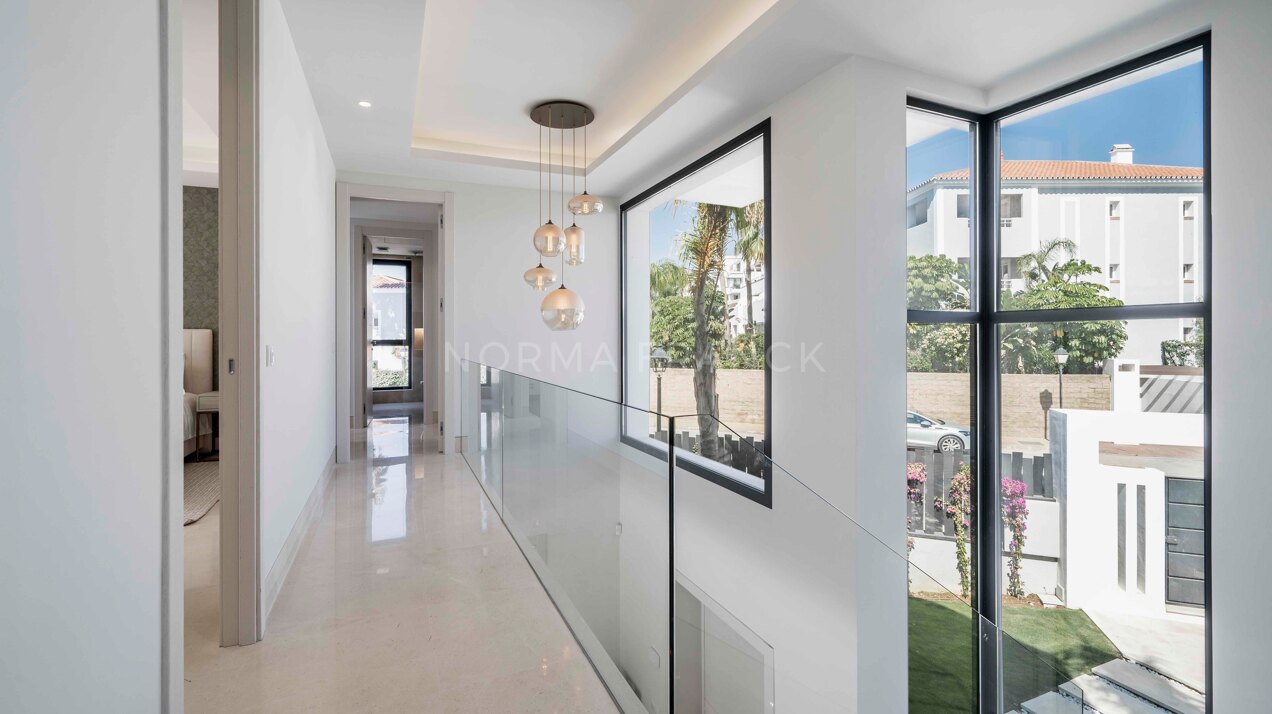 Los Olivos - Modern villa located in Estepona East