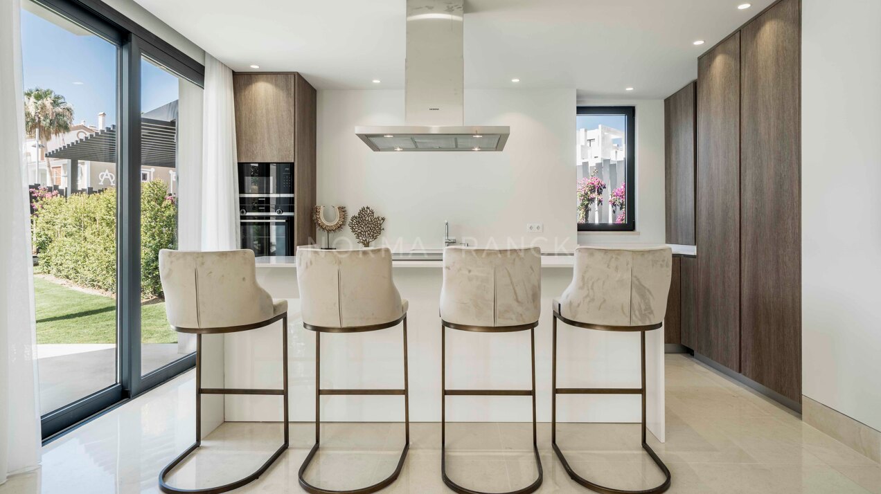 Los Olivos - Modern villa located in Estepona East
