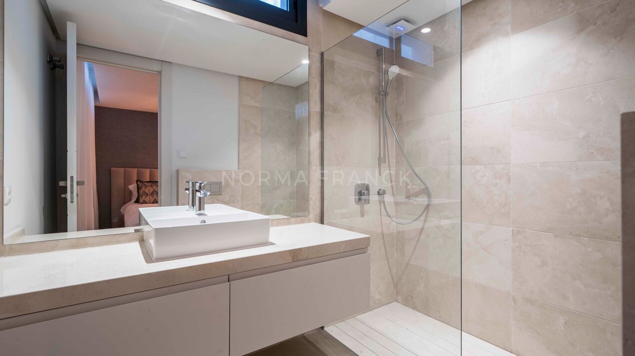 Los Olivos - Modern villa located in Estepona East