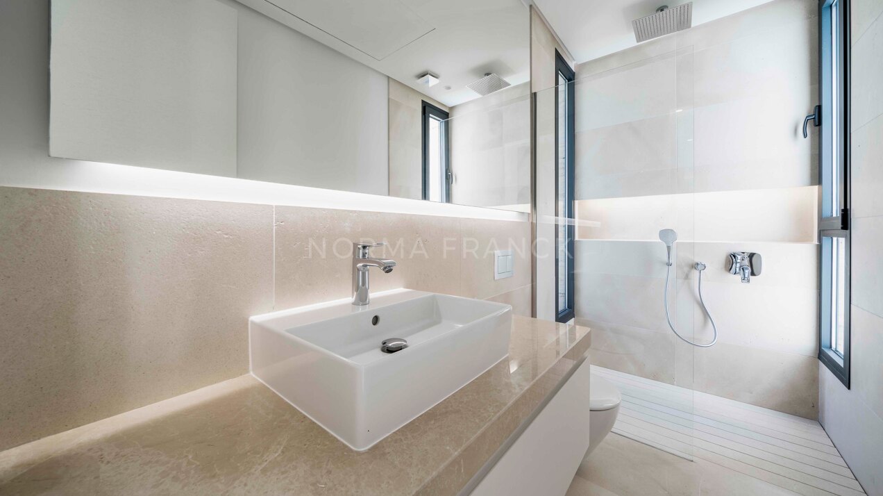 Los Olivos - Modern villa located in Estepona East