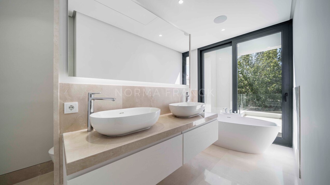 Los Olivos - Modern villa located in Estepona East