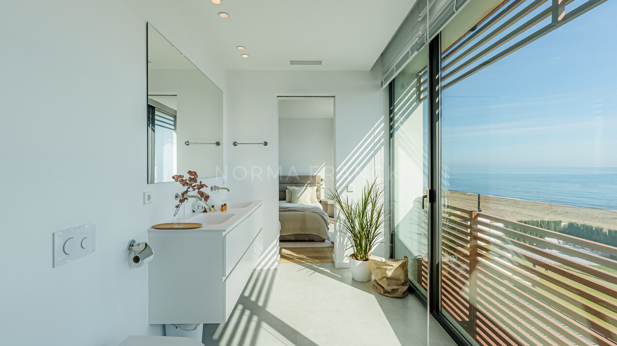 Villa Imare - Beachfront contemporary villa in Estepona