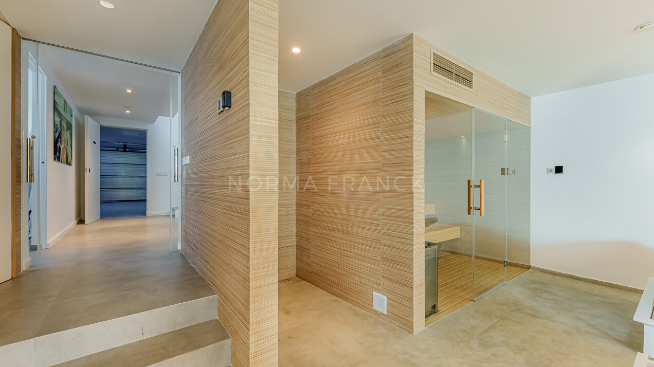 Villa Imare - Beachfront contemporary villa in Estepona