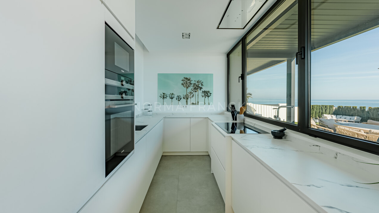 Villa Imare - Beachfront contemporary villa in Estepona