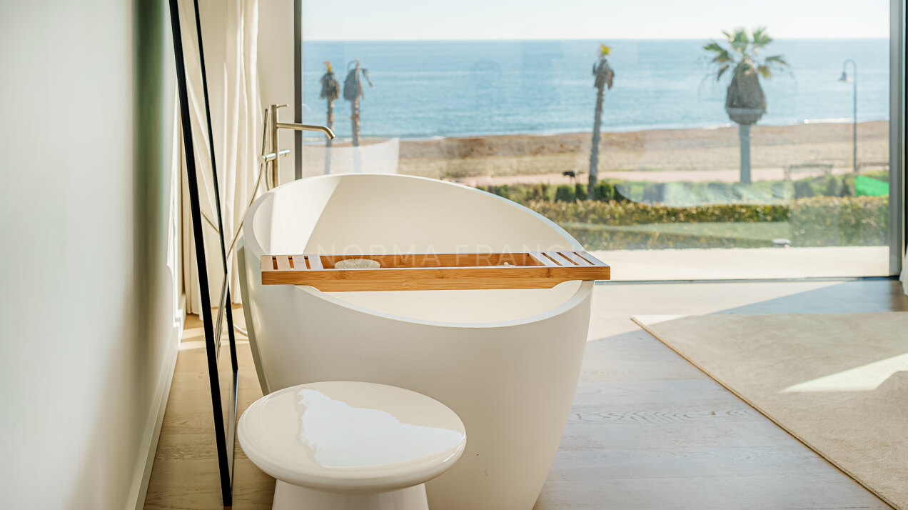 Villa Imare - Beachfront contemporary villa in Estepona