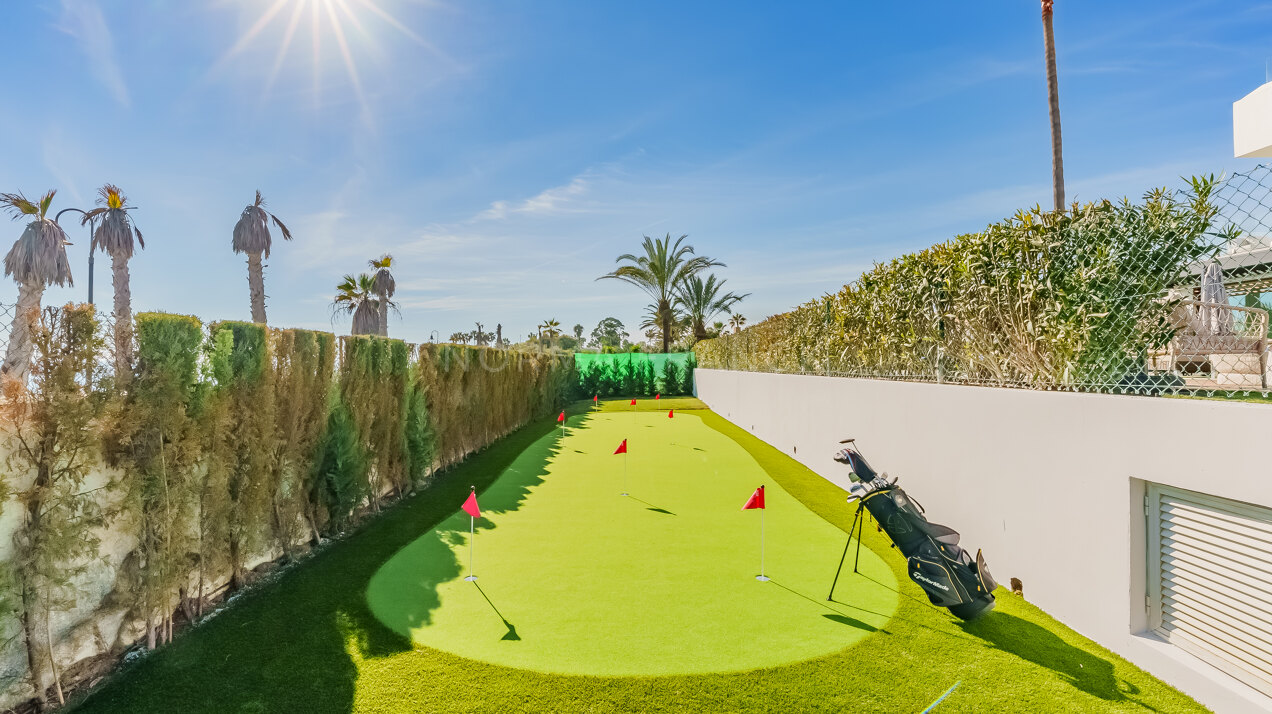 Villa Imare - Beachfront contemporary villa in Estepona