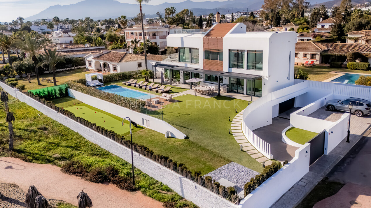 Villa Imare - Beachfront contemporary villa in Estepona