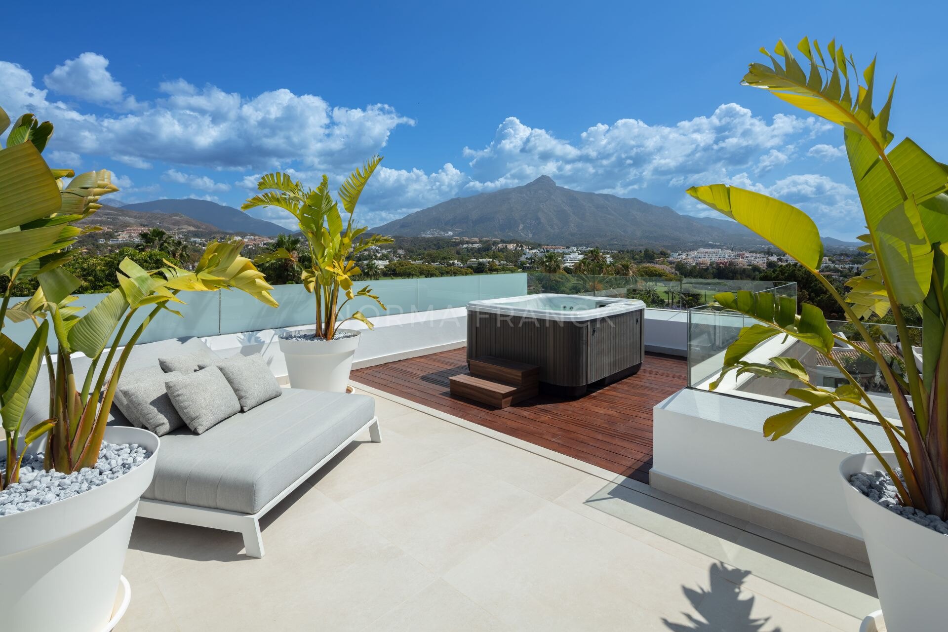 Villa Camellia - contemporary villa nestled in the prestigious Golf Valley of Nueva Andalucía