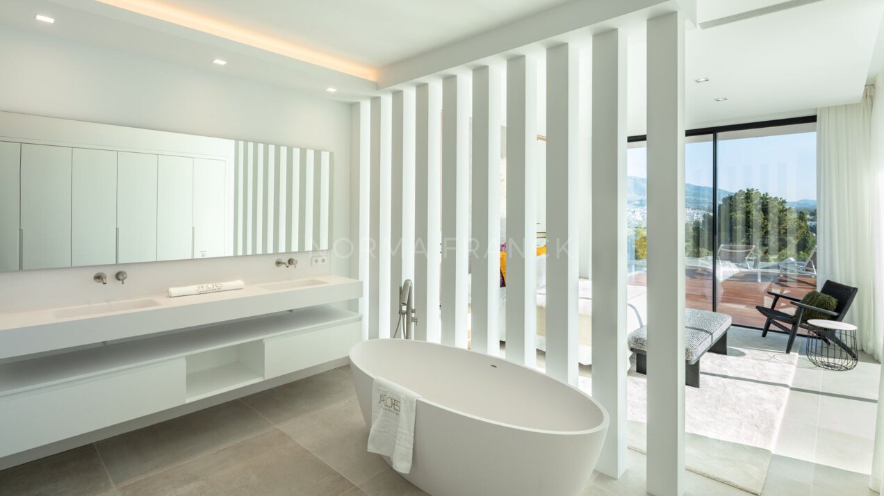 Villa Camellia - contemporary villa nestled in the prestigious Golf Valley of Nueva Andalucía