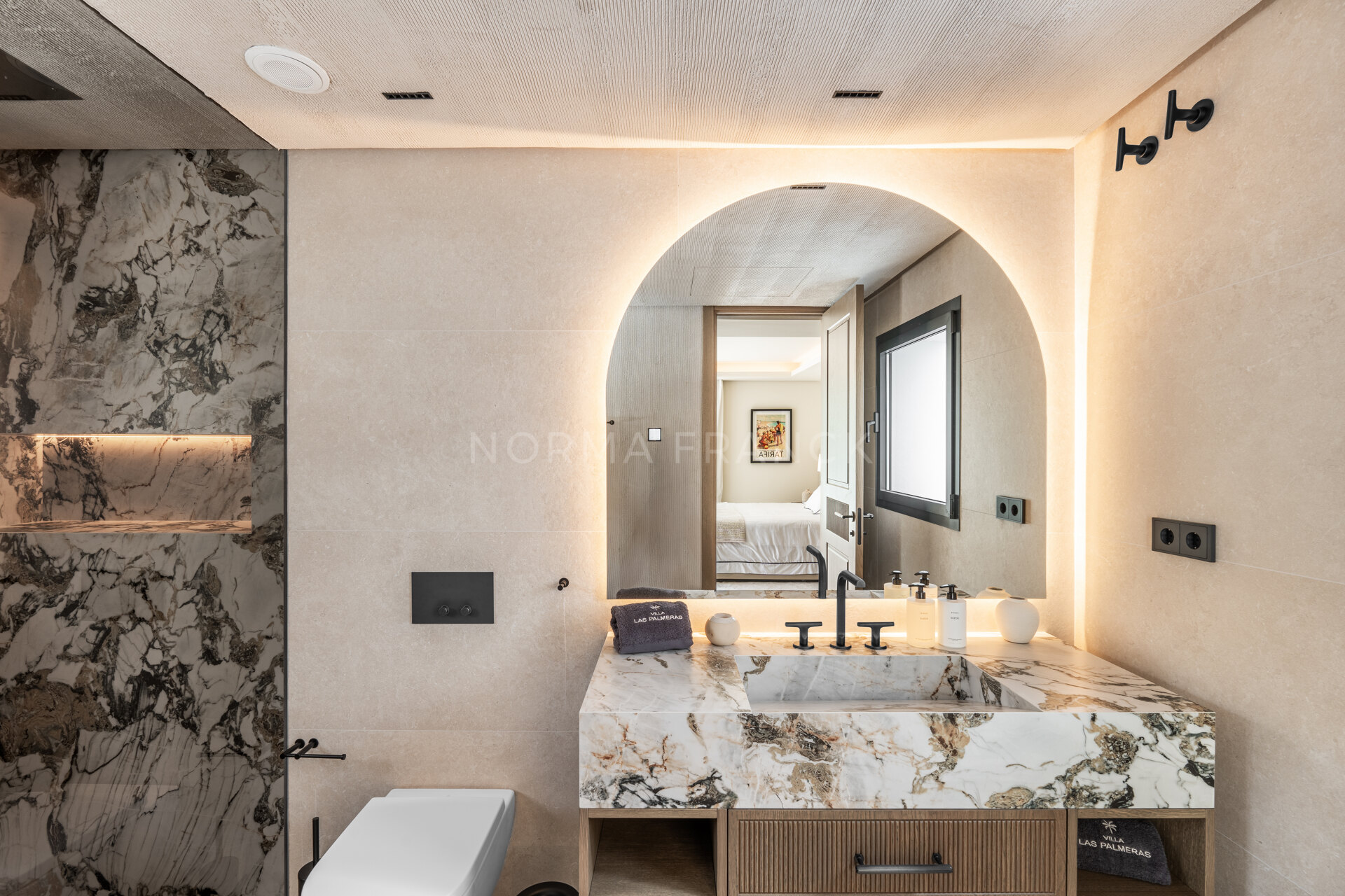 Villa Las Palmeras - Contemporary design with elegant traditional charm
