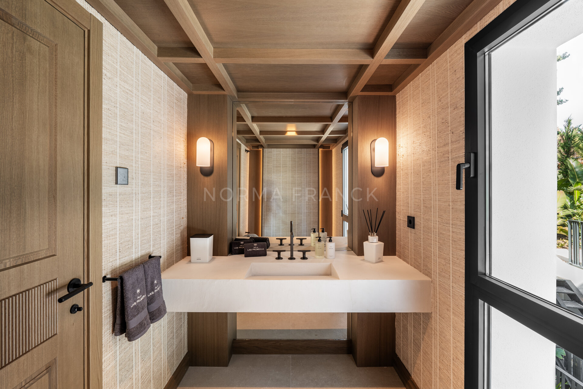 Villa Las Palmeras - Contemporary design with elegant traditional charm