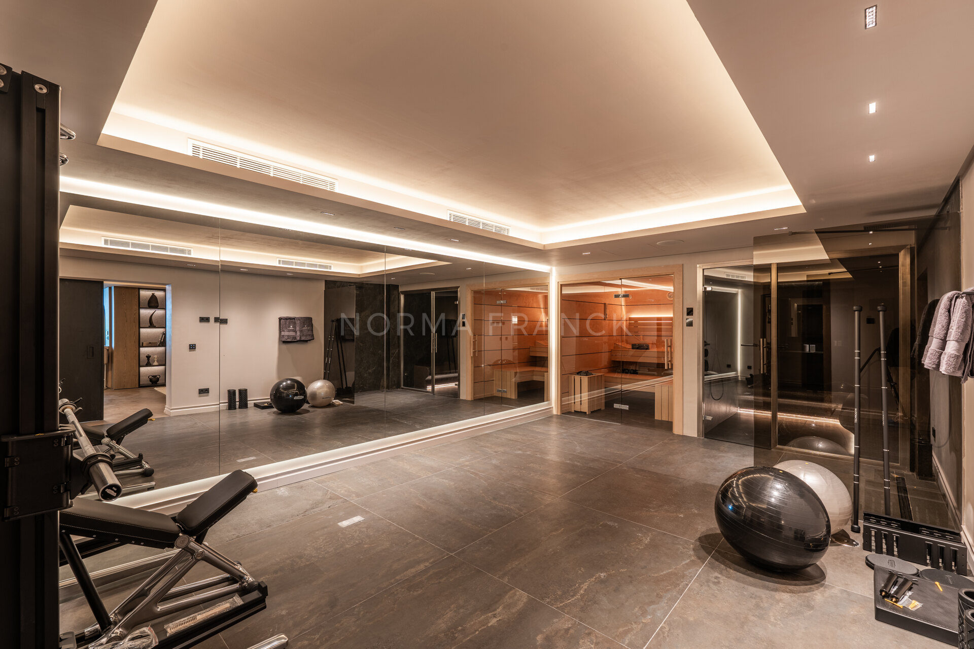 Villa Las Palmeras - Contemporary design with elegant traditional charm