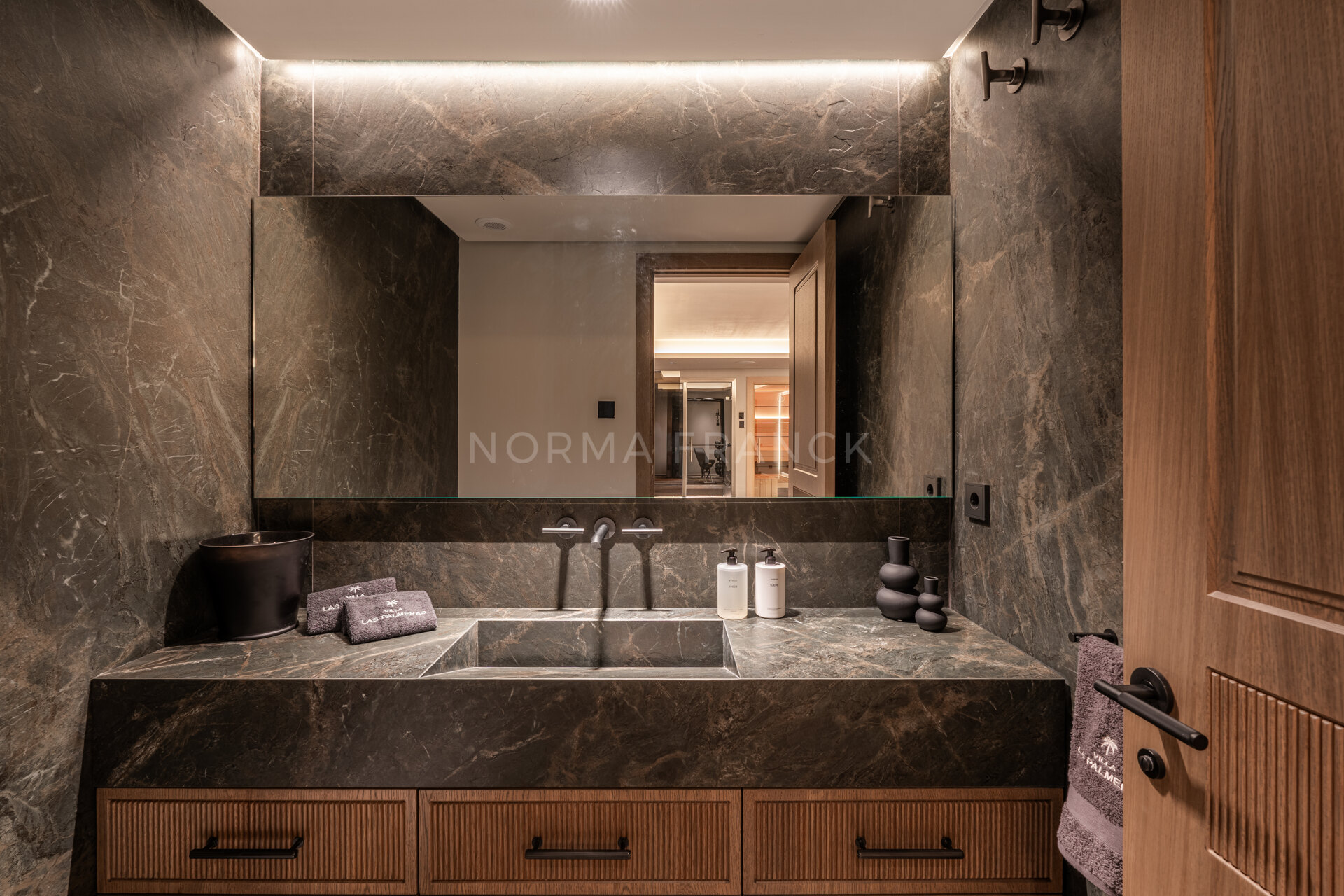 Villa Las Palmeras - Contemporary design with elegant traditional charm
