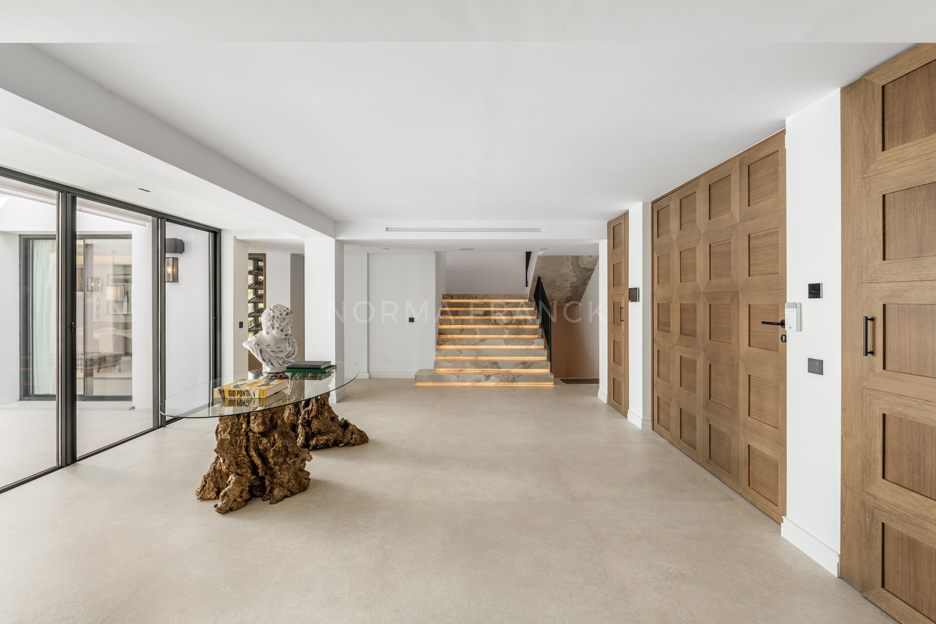 Villa Las Palmeras - Contemporary design with elegant traditional charm