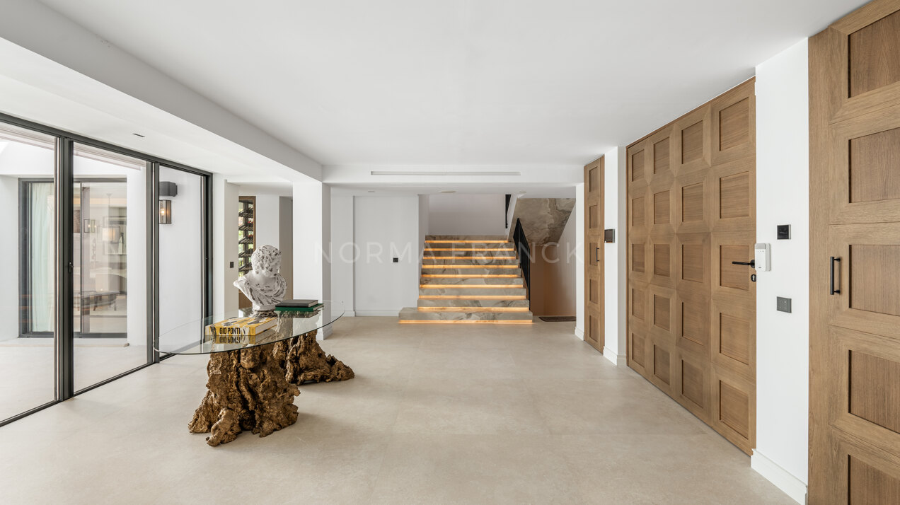 Villa Las Palmeras - Contemporary design with elegant traditional charm