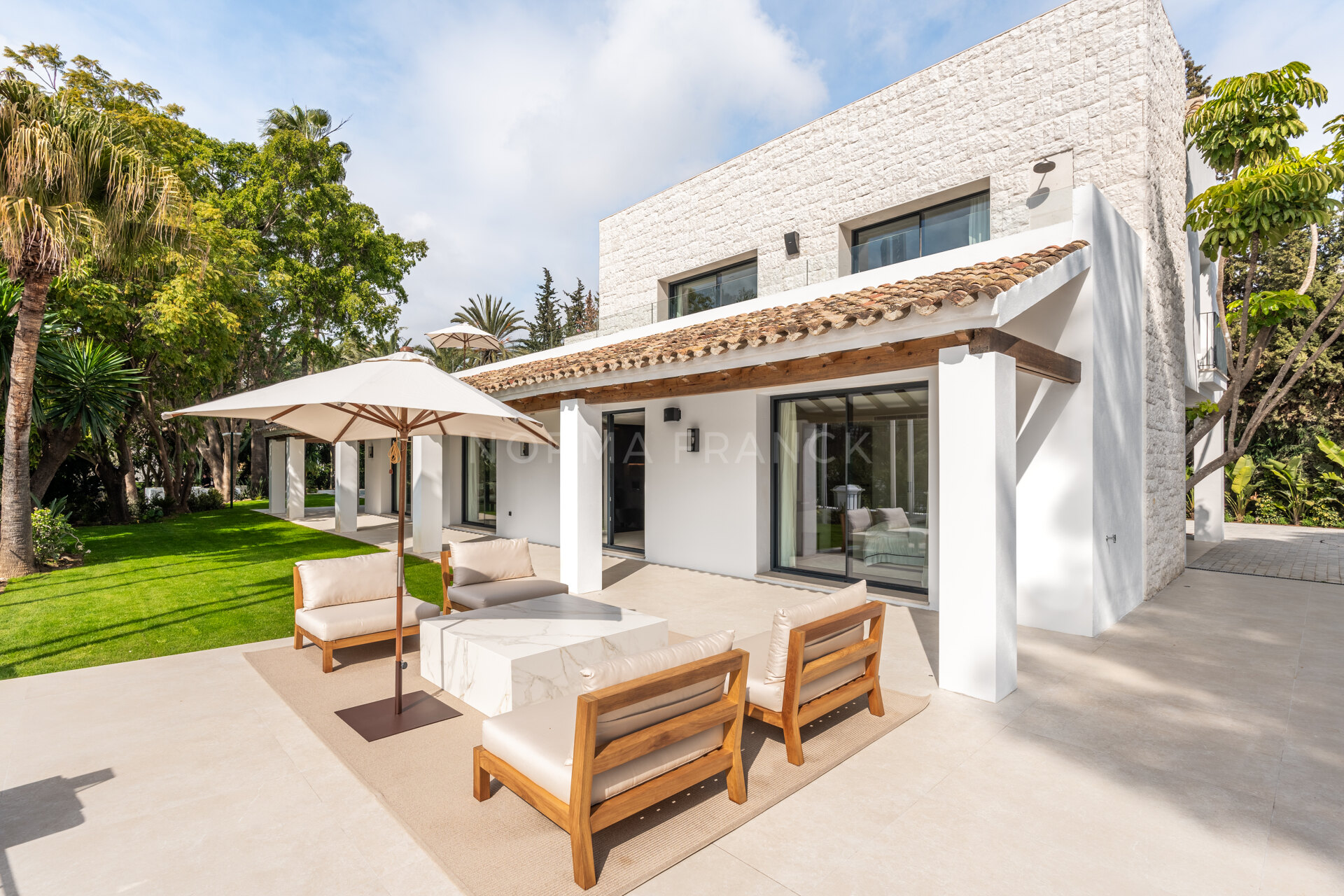Villa Las Palmeras - Contemporary design with elegant traditional charm