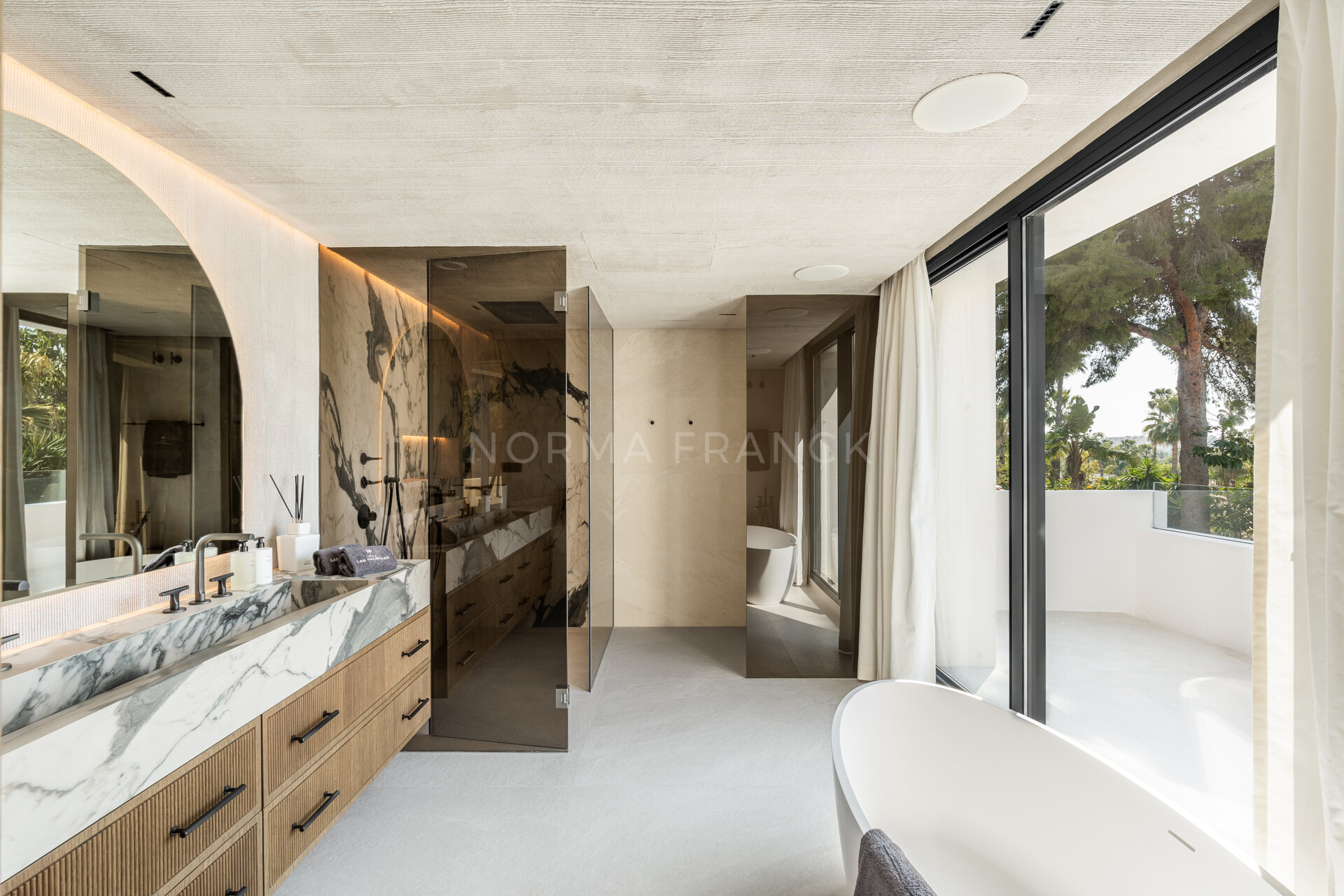 Villa Las Palmeras - Contemporary design with elegant traditional charm