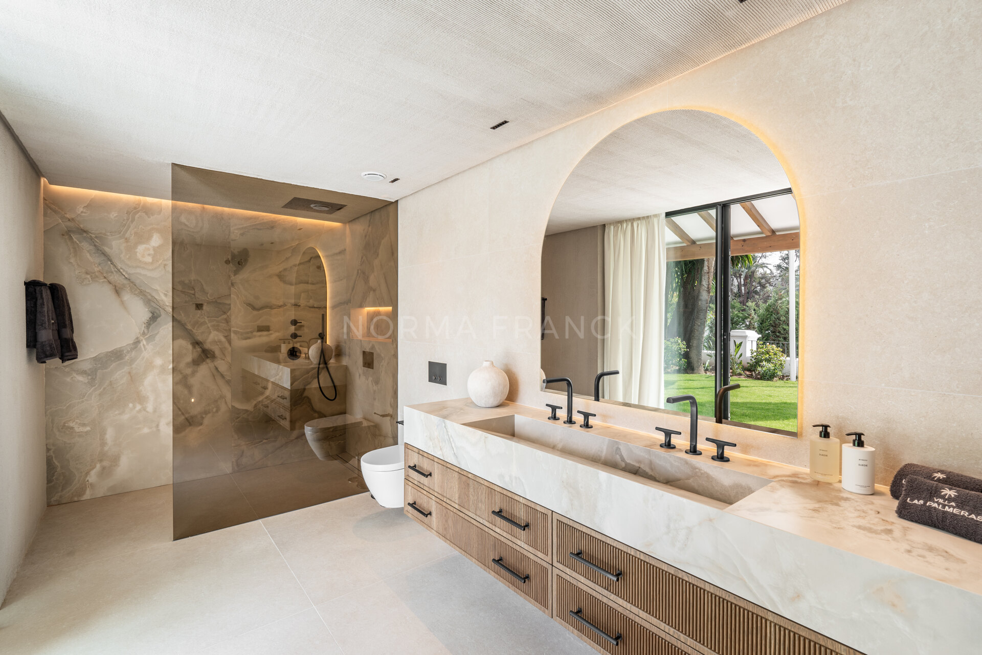 Villa Las Palmeras - Contemporary design with elegant traditional charm