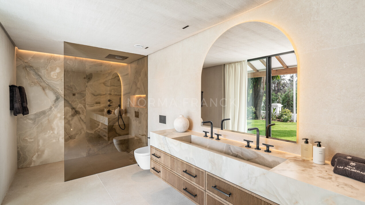 Villa Las Palmeras - Contemporary design with elegant traditional charm