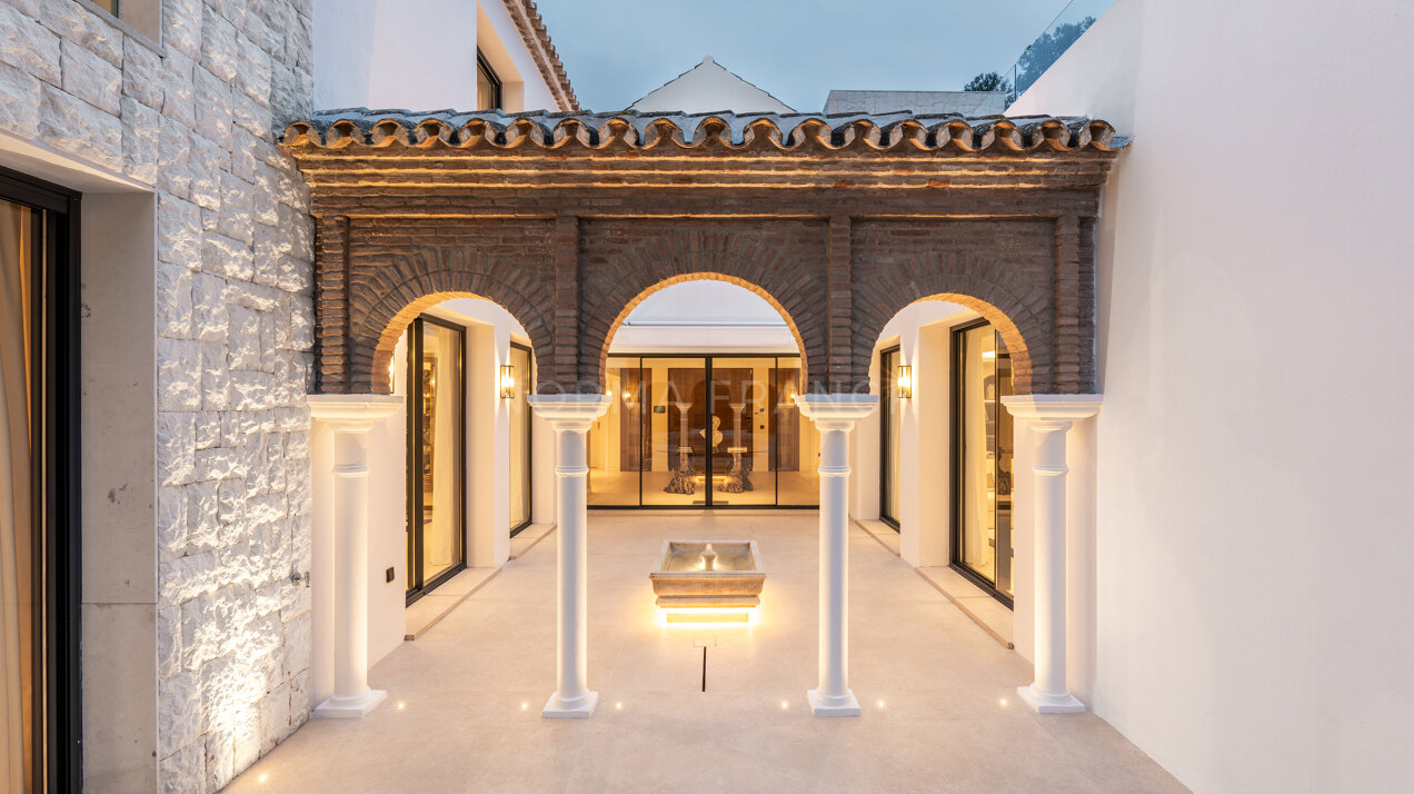 Villa Las Palmeras - Contemporary design with elegant traditional charm