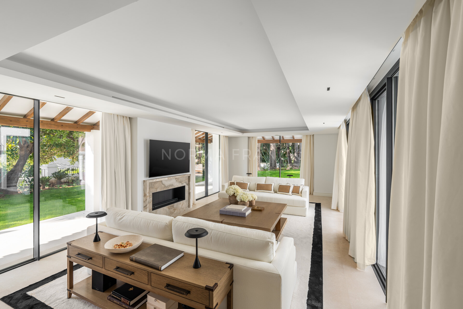 Villa Las Palmeras - Contemporary design with elegant traditional charm