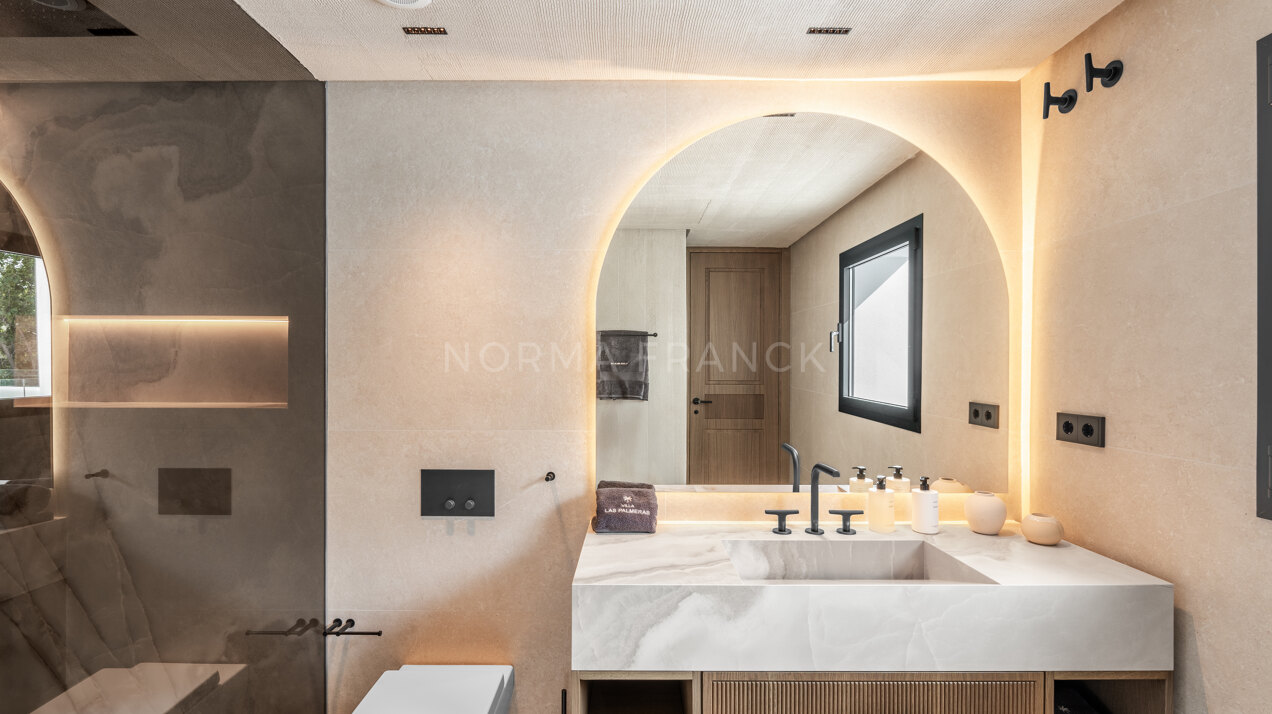 Villa Las Palmeras - Contemporary design with elegant traditional charm