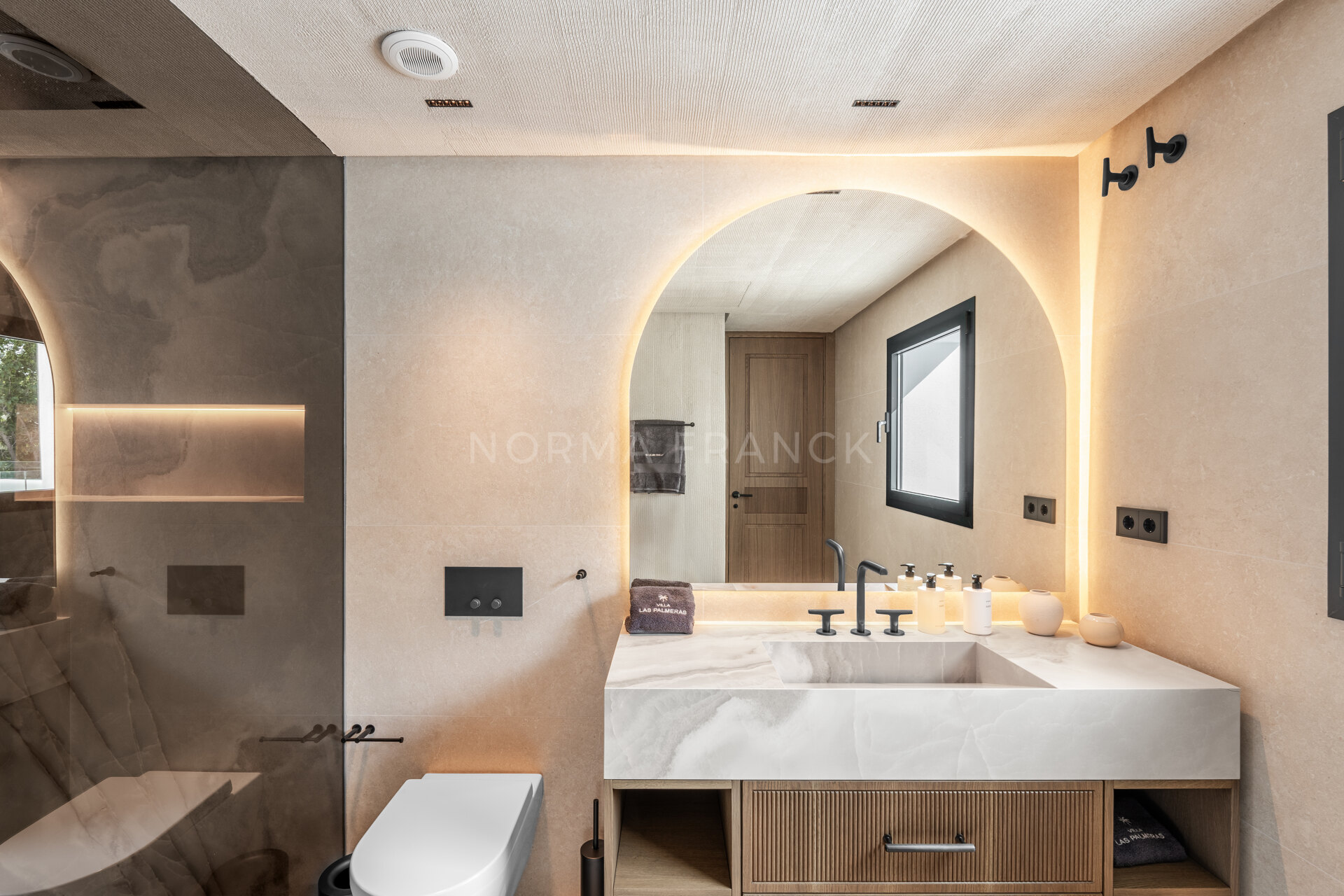 Villa Las Palmeras - Contemporary design with elegant traditional charm