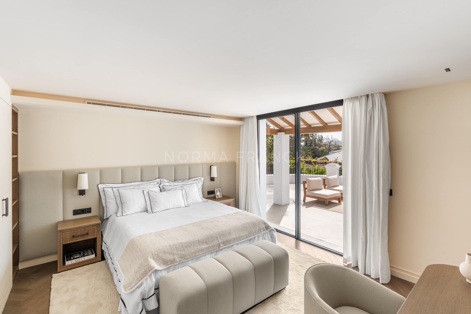 Villa Las Palmeras - Contemporary design with elegant traditional charm