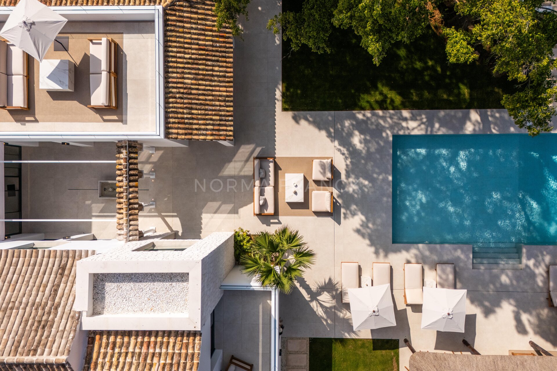 Villa Las Palmeras - Contemporary design with elegant traditional charm