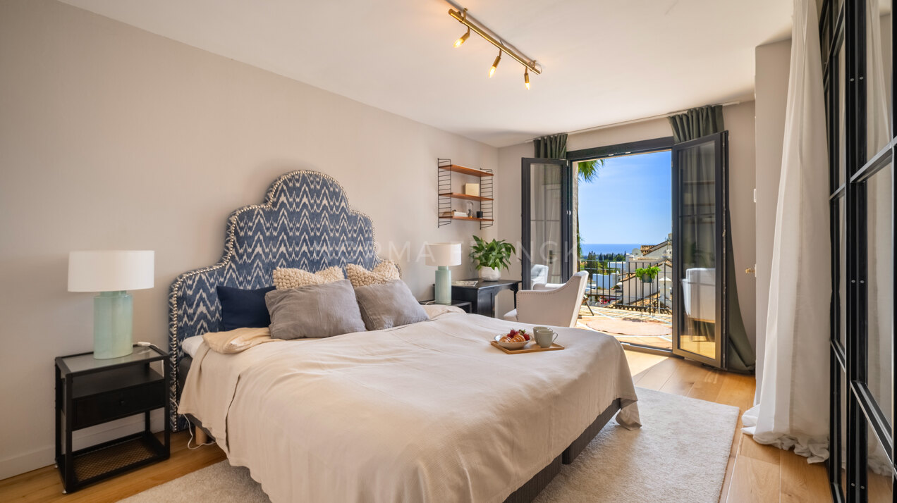 Beautiful townhouse in the Golden Mile with Sea views