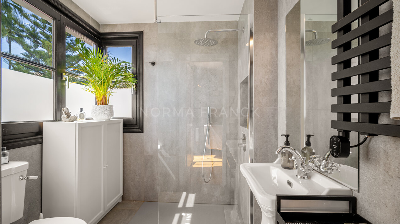 Beautiful townhouse in the Golden Mile with Sea views