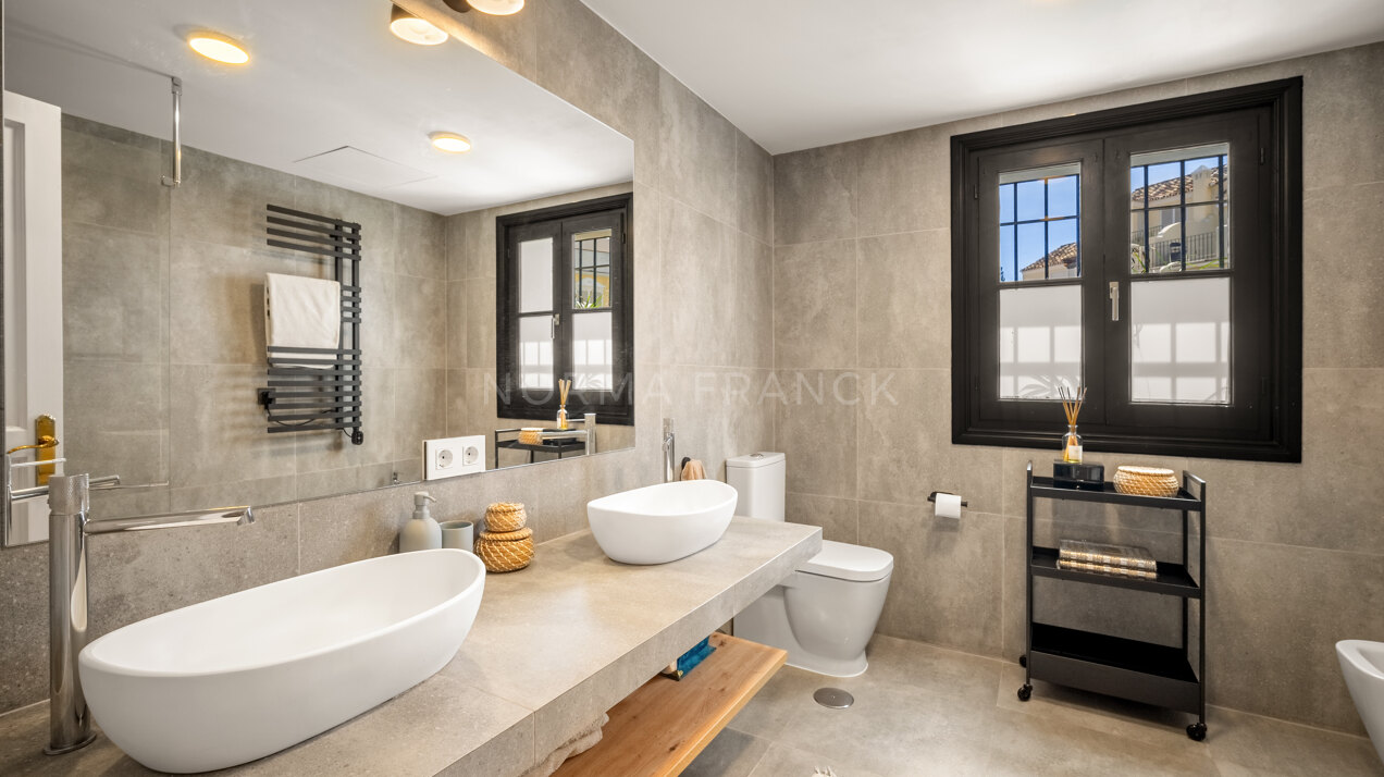 Beautiful townhouse in the Golden Mile with Sea views