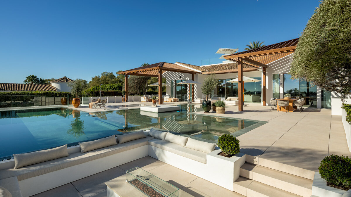 Villa Olivia - Stunning frontline golf villa in nueva Andalucia