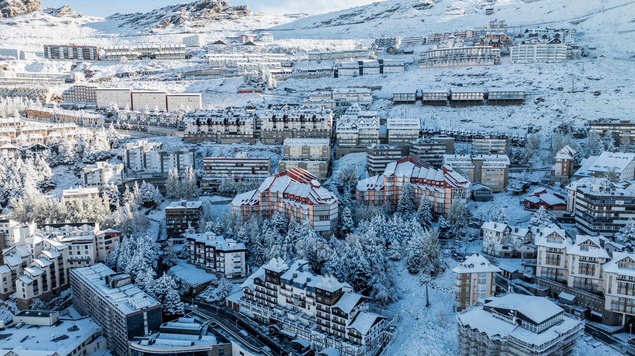 Sierra Nevada PH - Cozy 3-Bed Scandinavian Apartment with Sauna and Stunning Mountain Views