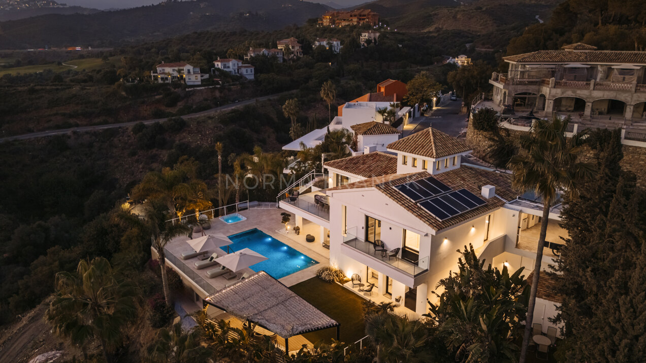 Villa La Vista - Contemporary style villa located in East Marbella